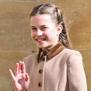 La princesse Charlotte, quant à elle, rayonnait dans une robe accessoirisée d'un élégant manteau camel au col de velours, saluant la foule avec assurance, tandis que Louis marchait d’un pas décidé à ses côtés.

Le prince William, prince de Galles, et Catherine (Kate) Middleton, princesse de Galles, avec leurs enfants, le prince George de Galles, la princesse Charlotte de Galles, et le prince Louis de Galles - Les membres de la famille royale britannique assistent à l'office de Pâques à la chapelle Saint-Georges du château de Windsor, Royaume Uni, le 5 avril 2026. © Zak Hussein/Backgrid/Bestimage
