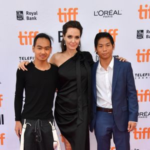 Angelina jolie avec ses enfants Pax et Maddox à la première de "First They Killed My Father" au Toronto International Film Festival 2017 (TIFF), le 11 septembre 2017.
 © Igor Vidyashev via Zuma Press/Bestimage