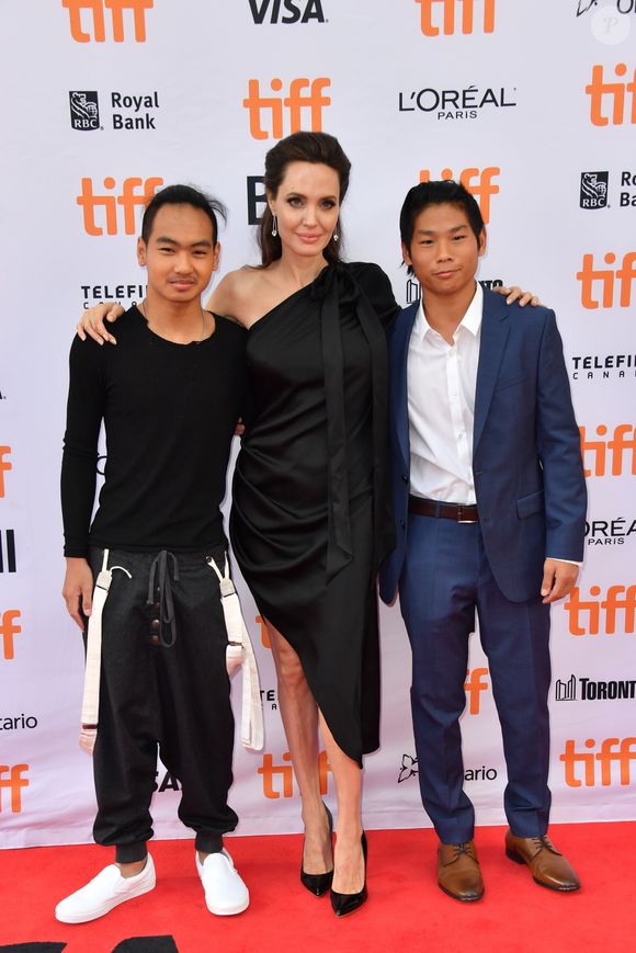 Angelina jolie avec ses enfants Pax et Maddox à la première de "First They Killed My Father" au Toronto International Film Festival 2017 (TIFF), le 11 septembre 2017.
 © Igor Vidyashev via Zuma Press/Bestimage