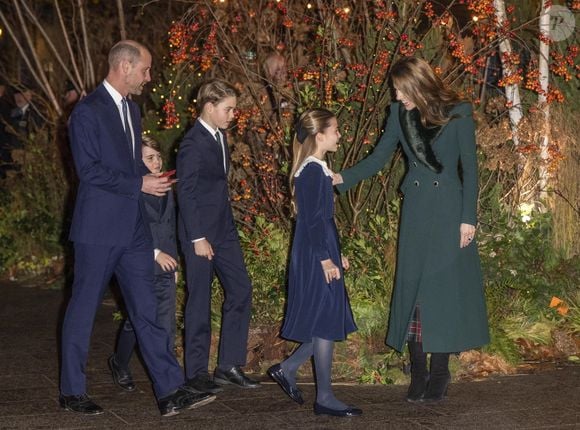 La légende est sobre et chaleureuse : « Nous vous souhaitons un joyeux Noël ».

Londres, ROYAUME-UNI Le prince William (Le prince William, prince de Galles), le prince de Galles, Catherine, princesse de Galles (Catherine "Kate" Middleton, princesse de Galles), le prince George (Le prince George de Galles), le prince Louis (Le prince Louis de Galles) et la princesse Charlotte (La princesse Charlotte de Galles) assistent à la cérémonie de chants "Together At Christmas" à l'abbaye de Westminster.

Backgrid UK/ Bestimage