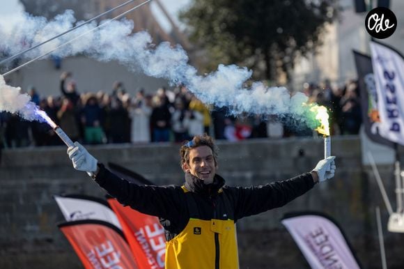 Le skipper de Macif Charlie Dalin remporte la dixième édition du tour du monde en solitaire Vendée Globe en pulvérisant le record de l’épreuve en 64 jours, 19 heures 22 minutes et 49 secondes aux Sables-d'Olonne, France, le 14 janvier 2025. © Alexis Courcoux/Psnewz/Bestimage