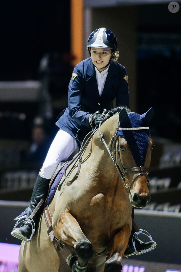 Lola Courbet a même été championne en se classant sur la troisième marche du podium lors d'un concours de saut d'obstacles à La Baule en juin 2024...

Lola Courbet, fille de Julien Courbet lors du Jumping International de Bordeaux 2016, le 6 février 2016. © Quentin Salinier - Thibaud Moritz/Bestimage