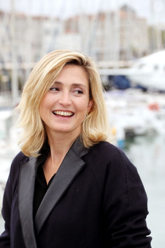 Julie Gayet - Photocall du téléfilm "Olympe, une femme dans la Révolution" lors de la 26ème Edition du Festival de la Fiction de La Rochelle, le 11 septembre 2024. © Patrick Bernard / Bestimage