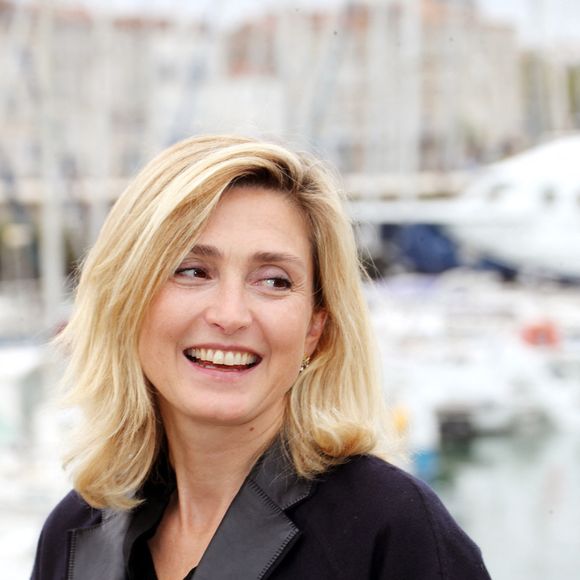 Julie Gayet - Photocall du téléfilm "Olympe, une femme dans la Révolution" lors de la 26ème Edition du Festival de la Fiction de La Rochelle, le 11 septembre 2024. © Patrick Bernard / Bestimage
