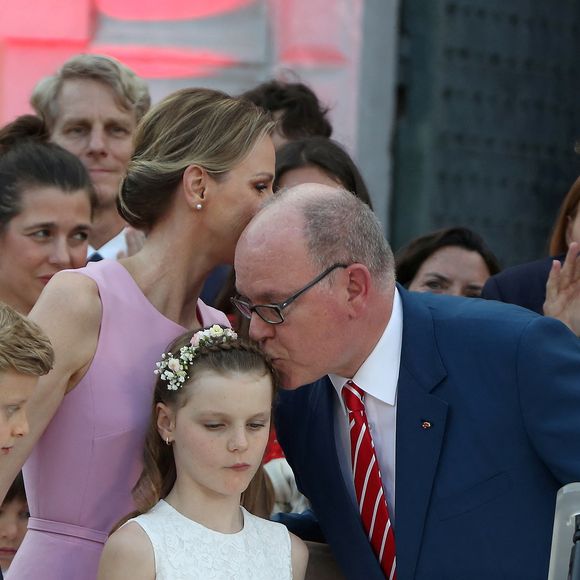 mais aussi ses jumeaux, dont Gabriella

Charlotte Casiraghi, le Prince Albert II de Monaco, Andrea Casiraghi, le Prince Jacques Grimaldi, la Princesse Gabriella Grimaldi, la Princesse Charlène de Monaco, lors de la célébration des 20 ans de règne du Prince Albert II de Monaco, sur la place du Palais à Monte-Carlo, Monaco, le 19 juillet 2025. Cyril Dodergny/Nice Matin/Bestimage