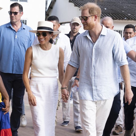 Il reste une question : que vont faire le couple et leurs enfants pour Noël ? Il n'y a rien d'officiel. Mais ils n'auraient pas reçu d'invitation pour le fêter avec la famille royale...

Le prince Harry et la duchesse de Sussex Meghan lors d'une visite à San Basilio de Palenque, en Colombie, le 17 août 2024.