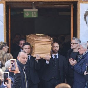 Plusieurs membres de la troupe Nous Ç Nous étaient présents, dont Jean Dujardin et Éric Collado.

Ambiance - Sorties des obsèques de Bruno Salomone en l'église Sainte-Anne de Polangis de Joinville-le-Pont (Val-de-Marne) le 23 mars 2026. © Cyril Moreau - Dominique Jacovides / Bestimage