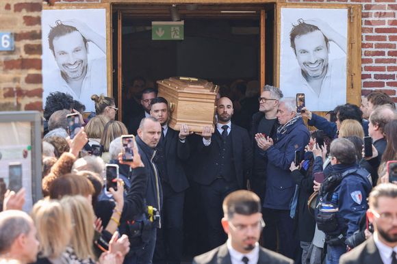 Plusieurs membres de la troupe Nous Ç Nous étaient présents, dont Jean Dujardin et Éric Collado.

Ambiance - Sorties des obsèques de Bruno Salomone en l'église Sainte-Anne de Polangis de Joinville-le-Pont (Val-de-Marne) le 23 mars 2026. © Cyril Moreau - Dominique Jacovides / Bestimage