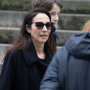 Le trio s'est affiché soudé dans l'épreuve

Niels Arestrup épouse Isabelle Le Nouvel lors de la cérémonie d'enterrement de l'acteur franco-danois Niels Arestrup devant l'église Saint-Roch à Paris, le 10 décembre 2024. Niels Arestrup, décédé le 1er décembre 2024 à l'âge de 75 ans, était un pilier du théâtre et du cinéma français depuis les années 1970, mais son profil a été rehaussé au niveau international au cours de la première décennie de ce siècle par deux films réalisés par Jacques Audiard. Photo par Nasser Berzane/ABACAPRESS.COM