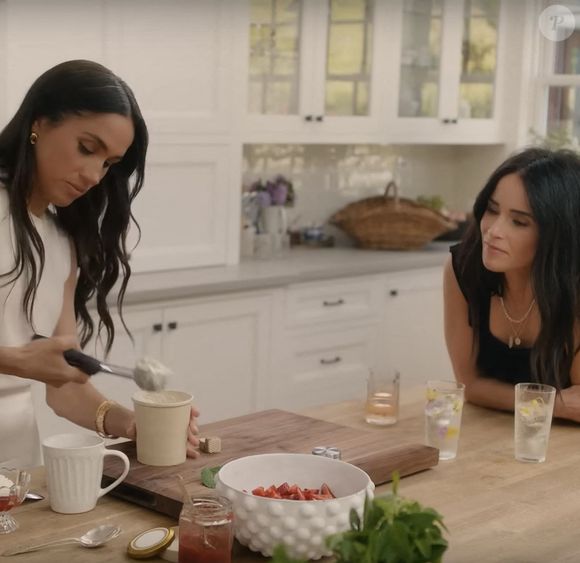 L'occasion pour la mère de famille de mettre l'honneur des leçons d'art de vivre tout en dévoilant quelques images de son quotidien en Californie. 


Los Angeles, CA - Le prince Harry se blottit contre Meghan Markle dans la première bande-annonce de son nouveau programme Netflix With Love, Meghan/ La série Netflix, dont la première était prévue pour le 15 janvier 2025, marque une nouvelle étape personnelle pour Meghan, 43 ans, en tant qu'animatrice et productrice exécutive. (Backgrid UK/ Bestimage).