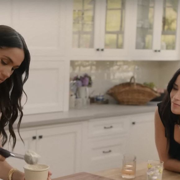 L'occasion pour la mère de famille de mettre l'honneur des leçons d'art de vivre tout en dévoilant quelques images de son quotidien en Californie. 


Los Angeles, CA - Le prince Harry se blottit contre Meghan Markle dans la première bande-annonce de son nouveau programme Netflix With Love, Meghan/ La série Netflix, dont la première était prévue pour le 15 janvier 2025, marque une nouvelle étape personnelle pour Meghan, 43 ans, en tant qu'animatrice et productrice exécutive. (Backgrid UK/ Bestimage).