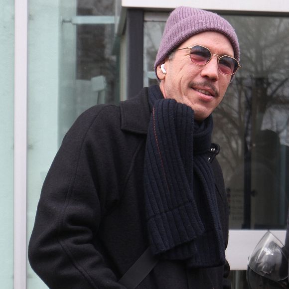 Exclusif - Reda Kateb à la sortie des studios de Radio France à Paris le 18 décembre 2024. PsnewZ / Bestimage