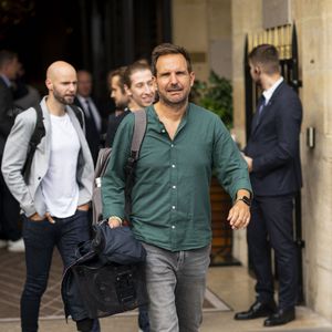 À 51 ans, il respire le bonheur mais qui de ce qu'il se passe dans ses assiettes. 

Exclusif - Christophe Michalak à la sortie de l'hôtel Crillon à Paris, lors de la fashion week. Le 28 septembre 2023