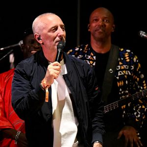 Nice Jazz Fest 2025 à Nice - Jour 2 - "M Lamomali "("M Lamomali "((-M-, Fatoumata Diawara, Madou Diabate, Lubiana, Mike Clinton, Maxima Garoute, Corentin Pujol, Boubacar Dembele, Mountaga Diabate) )et Gad Elmaleh sur la scène Massena pour le dernier morceau du concert,) et Gad Elmaleh sur la scène Massena pour le dernier morceau du concert, le 25 juillet 2025.
© Bruno Bebert / Bestimage