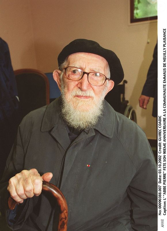 En juillet 2024, l’abbé Pierre, figure emblématique de la lutte contre la précarité en France, a été accusé par plusieurs femmes d'agressions sexuelles. 

L'Abbé Pierre célèbre ses 90 ans à la communauté Emmaüs de Neuilly-Plaisance le 3 octobre 2002 ©COADIC GUIREC / BESTIMAGE