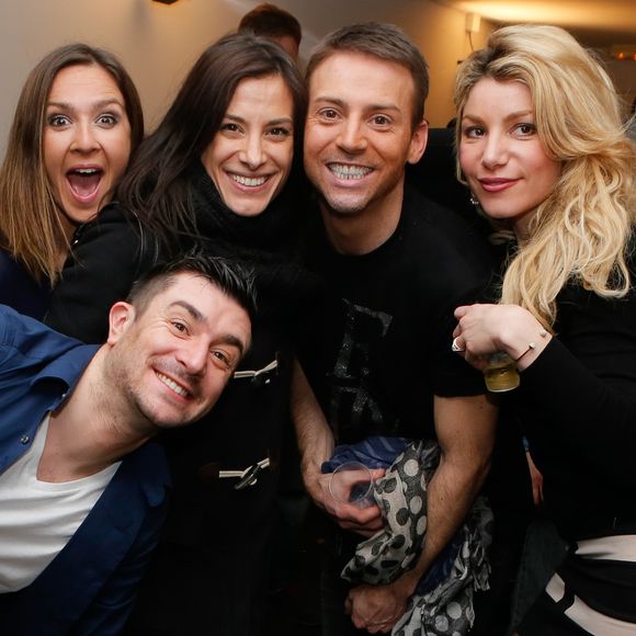 Anthony Joubert a été violemment agressé dans un TER alors qu’il se rendait dans l’Oise pour jouer son spectacle. 

Exclusif - Emmanuelle Boidron, Mélanie Kah, Franck le Hen, Lola Marois Bigard, Anthony Joubert - Cocktail suite à la générale de la pièce "Revenir un jour (remix)" aux feux de la rampe à Paris. Christophe Clovis / Bestimage