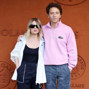 Mélanie Thierry et son compagnon, le chanteur Raphaël - Les célébrités au village lors des Internationaux de France de tennis de Roland Garros 2024 à Paris. Le 29 mai 2024. 
© Jacovides-Moreau / Bestimage
