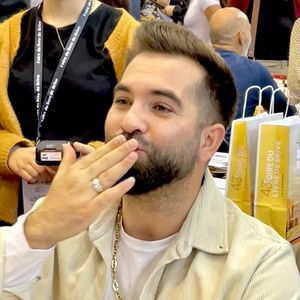 Kendji Girac a attendri sa communauté en publiant une touchante vidéo familiale sur ses réseaux sociaux.

Kendji Girac - Les célébrités en dédicace à la 43ème Foire du Livre de Brive.
© Fabien Faure / Bestimage