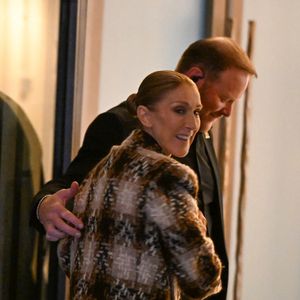 Baptisé Sacha Dally, le fan en question est revenu sur ce moment unique au micro de franceinfo

Céline Dion, de retour d'une séance intense de répétitions, prend le temps de saluer ses fans devant l'hôtel Royal Monceau à Paris le 9 septembre 2026 © Lionel Urman / Bestimage