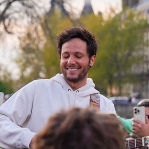 Vianney offre une belle surprise à ses fans

Le chanteur Vianney a improvisé un concert sur le parvis de Notre-Dame de Paris.

© Jack Bussat / Bestimage