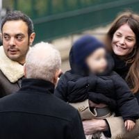 Roman de Kermadec, le petit fils de Jane Birkin, réapparaît pour honorer sa grand-mère : sa compagne actrice et leur fils à ses côtés
