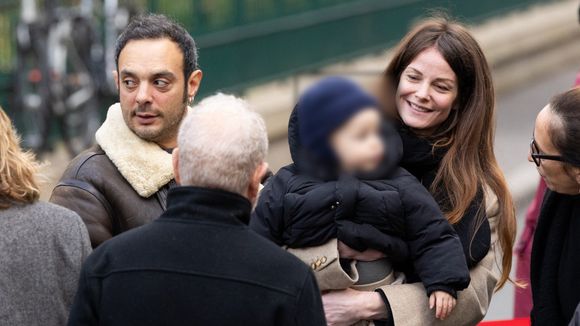 Roman de Kermadec, le petit fils de Jane Birkin, réapparaît pour honorer sa grand-mère : sa compagne actrice et leur fils à ses côtés