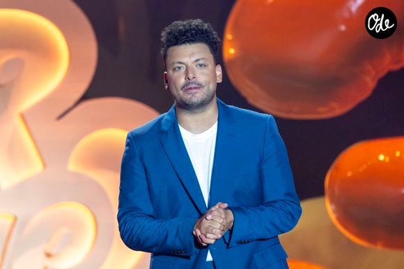 Kev Adams durant l'enregistrement de la seconde soirée de "L'humour à la plage" pour la 3eme édition du festival de Juan les Pins à la pinède Gould le 27 juin 2026. © Jack Tribeca/Bestimage