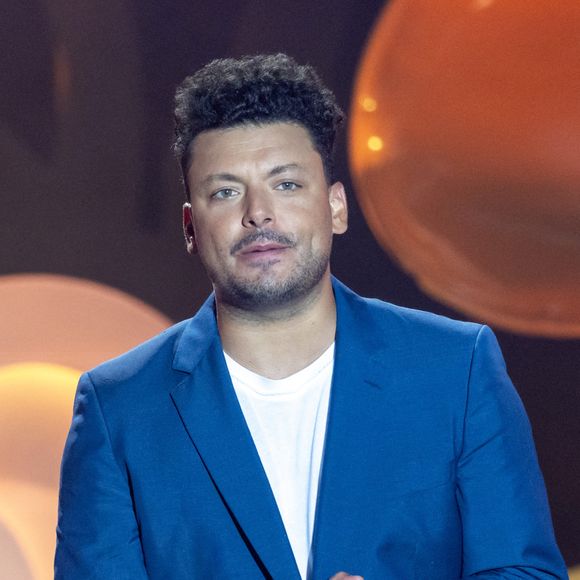 Kev Adams durant l'enregistrement de la seconde soirée de "L'humour à la plage" pour la 3eme édition du festival de Juan les Pins à la pinède Gould le 27 juin 2026. © Jack Tribeca/Bestimage