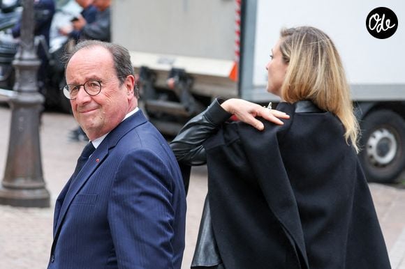 François Hollande et son épouse Julie Gayet aux funérailles de B. Chirac à la basilique Sainte-Clotilde à Paris (7e) le 12 juin 2026. L’ancienne première dame de France est décédée le 5 juin 2026 à l’âge de 93 ans. 
© Jacovides / Liewig / Bestimage