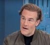 "Moi et mon chéri", a-t-elle écrit en légende, accompagnée de deux émojis de cœur rouge et de rose. 

James Van Der Beek étouffe ses larmes alors qu'il fait le point sur son état de santé après avoir été diagnostiqué d'un cancer colorectal, dans l'émission Good Morning America. Photo par Backgrid UK/ Bestimage