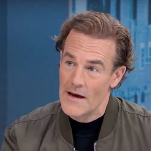 "Moi et mon chéri", a-t-elle écrit en légende, accompagnée de deux émojis de cœur rouge et de rose.
James Van Der Beek étouffe ses larmes alors qu'il fait le point sur son état de santé après avoir été diagnostiqué d'un cancer colorectal, dans l'émission Good Morning America. Photo par Backgrid UK/ Bestimage