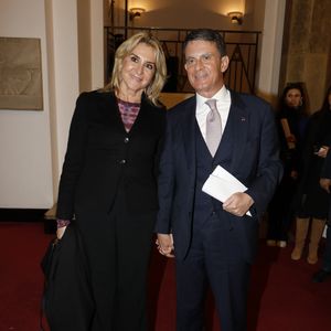 Notamment à son couple avec une riche héritière en Espagne

Manuel Valls et sa femme Susana Gallardo lors de la Grande Conférence du collectif