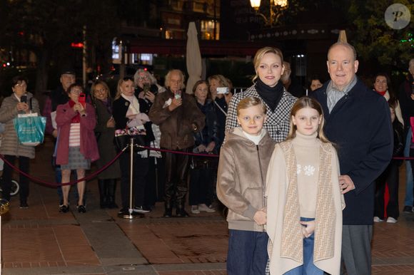 Ensemble, ils ont précédé à l'illumination d'un faux sapin en structure métallique doré sur la Place d'Armes

Le prince Albert II de Monaco, La princesse Charlène de Monaco, Le prince Jacques de Monaco, marquis des Baux, La princesse Gabriella de Monaco, comtesse de Carladès - La famille princière de Monaco lors du lancement des illuminations de Noël organisées par la municipalité de Monaco sur la Place d'Armes le 27 novembre 2025.
© Olivier Huitel / Pool / Bestimage
