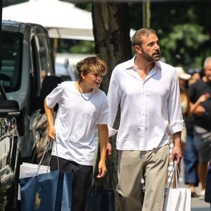Ben Affleck et son fils Samuel à New York. Photo par Backgrid USA / Bestimage