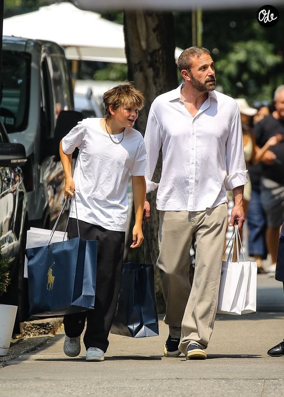 Ben Affleck et son fils Samuel à New York. Photo par Backgrid USA / Bestimage