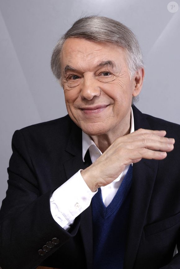 Salvatore Adamo pose lors d'une séance de portrait à Paris, France, en décembre 2017. Photo par VIM/ABACAPRESS.COM