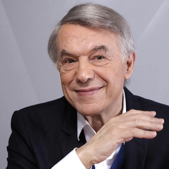 Salvatore Adamo pose lors d'une séance de portrait à Paris, France, en décembre 2017. Photo par VIM/ABACAPRESS.COM