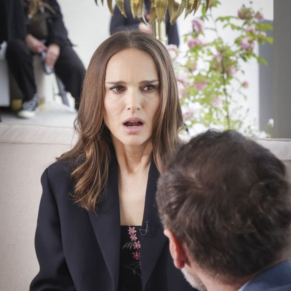 Exclusif - L'actrice américaine Natalie Portman et le journaliste culturel Augustin Trapenard lors de l'émission Brut Officiel au 76ème Festival de Cannes, France, le 20 mai 2023. © Jack Tribeca/Bestimage