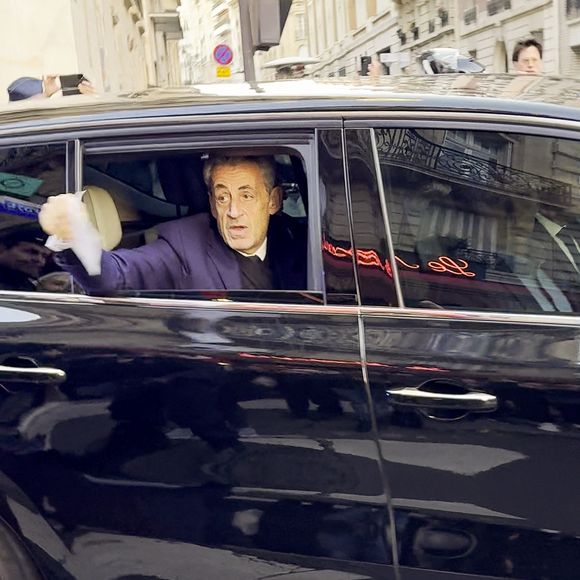 L'ancien président français a été condamné à cinq ans de prison pour association de malfaiteurs dans l’affaire des financements libyens de sa campagne de 2007. 


Nicolas Sarkozy en voiture pour se rendre à la prison de La Santé à Paris, France, le 21 octobre 2025. © Charles Cohen-Boyer/Bestimage