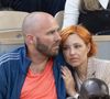 Elle était installée au côté de son compagnon, le pianiste et compositeur Vincent Bidal. Tous deux semblaient plus amoureux que jamais, s’échangeant des regards complices et de doux sourires. 

Natasha St-Pier et son compagnon Vincent Bidal dans les tribunes (night session) lors des Internationaux de France de Tennis de Roland Garros 2025, le 3 juin 2025 à Paris. © Dominique Jacovides / Bestimage