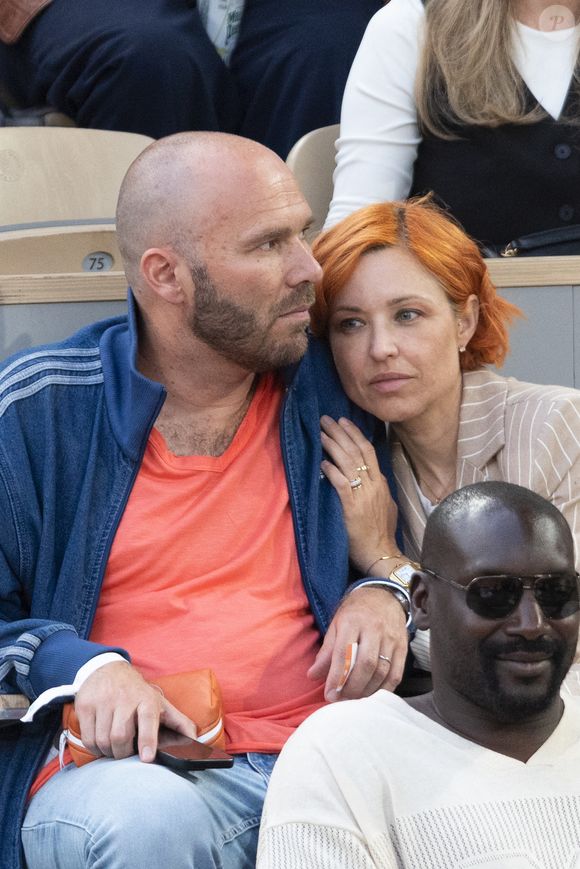 Elle était installée au côté de son compagnon, le pianiste et compositeur Vincent Bidal. Tous deux semblaient plus amoureux que jamais, s’échangeant des regards complices et de doux sourires. 

Natasha St-Pier et son compagnon Vincent Bidal dans les tribunes (night session) lors des Internationaux de France de Tennis de Roland Garros 2025, le 3 juin 2025 à Paris. © Dominique Jacovides / Bestimage