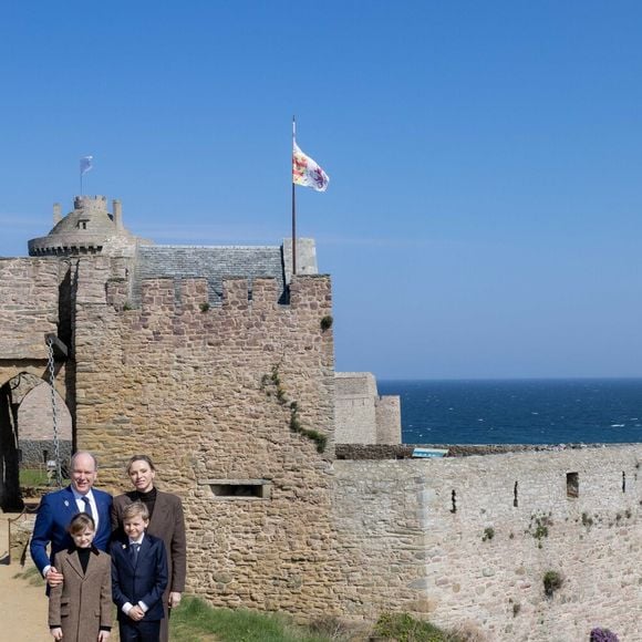 Le prince Albert II de Monaco, La princesse Charlène de Monaco, La princesse Gabriella de Monaco, comtesse de Carladès, Le prince Jacques de Monaco, marquis des Baux lors d'une visite au Fort la Latte, Château de La Roche Goyon à Plévenon le 9 avril 2025. Le donjon fut érigé vers 1350 par Etienne III de Goyon, seigneur de Matignon

© Olivier Huitel / Pool / Bestimage