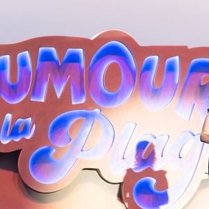 Exclusif - Elodie Poux - Enregistrement de l'émission "L'humour à la plage" pour la 2eme édition du festival de Juan les Pins à la pinède Gould le 27 juin 2025. C'est l'humoriste français Kev Adams qui a initié et mis en scène ce festival dans la ville de ses grand-parents où il a passé ses vacances quand il était plus jeune. Sa grand-mère fait partie du Show aux côtés d'un plateau d'humoristes exceptionnels.
Après le succès de la première édition, TF1 et Kev Adams vous donnent rendez-vous pour une nouvelle soirée d’humour inédite et festive. Tourné face à la mer, dans l’écrin magique de la pinède Gould à Juan-les-Pins, « L’Humour à la Plage » revient pour une 2e édition encore plus ambitieuse : un grand show à ciel ouvert, pour rire ensemble et démarrer l’été en beauté. 
Une carte postale en guise de scène avec une ambiance unique; Imaginé comme une véritable fête de l’humour à ciel ouvert, sous les pins, les pieds dans le sable et la tête dans les étoiles, « L’Humour à la Plage » rassemble le temps d’un soir les plus grands noms de l’humour avec des duos inédits, des sketchs exclusifs, des impros, des happenings, des surprises… et une énergie communicative portée par un public survolté. 
Une programmation exceptionnelle qui donne le sourire; Pour cette 2ème édition, Kev Adams s’est entouré de Gad Elmaleh, Camille Lellouche, Maxime Gasteuil, Élodie Poux, Franck Dubosc, Marine Leonardi, Anne Roumanoff, Chantal Ladesou, Marie s’infiltre, Nino Arial, Az, Titoff, Kody… Et de nombreux invités-surprise que vous n’avez jamais vus sur la scène d’un gala d’humour.
Un spectacle familial, solaire et intergénérationnel; Conçu pour rassembler toutes les générations, « L’Humour à la Plage » promet de faire du rire un moment de fête. Un show festif, solaire, et populaire, à savourer ensemble pour bien démarrer l’été.
L'émission du e gala « L'Humour à la Plage » sera diffusése sur TF1 le 15 juillet à 21h10 pour une soirée unique de rires et de surprises ! © Bruno Bebert / Bestimage