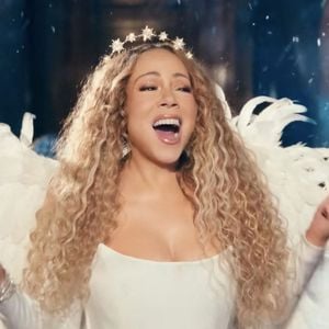De quoi empêcher Mariah Carey de sortir son "It's tiiiime" annuel ? Rien de moins sûr !

Mariah Carey sort sa vidéo annuelle : “It’s Time” pour lancer la période de Noël. 

© Bestimage