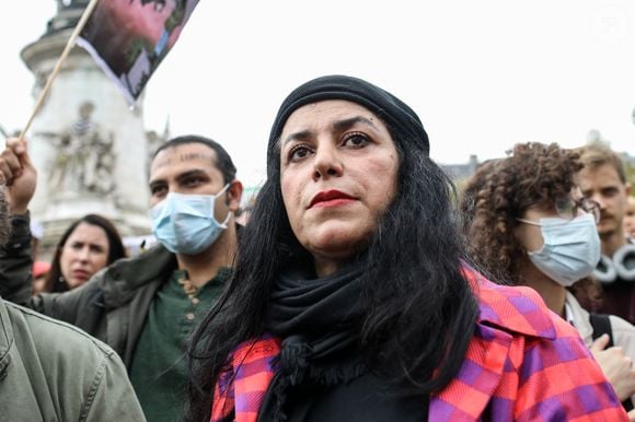 La réalisatrice française Marjane Satrapi - Des personnes participent à un rassemblement de soutien aux femmes iraniennes à Paris, France, le 2 octobre 2022. Cette manifestation a lieu suite à la mort de Mahsa Amini, décédée en garde à vue après avoir été détenue par la police des mœurs iranienne, et de Hadis Najafi, abattue lors d'une manifestation en Iran.  © Stéphane Lemouton/Bestimage