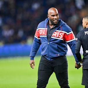 Teddy Riner et Kylian Mbappé (PSG) - Teddy Riner donne le coup d'envoi du match entre le PSG et Angers en Ligue 1 Uber Eats à Paris, pour faire honneur aux médaillés olympiques et paralympiques des derniers jeux olympiques de Tokyo. Le 15 octobre 2021. 
© JB Autissier / Panoramic / Bestimage