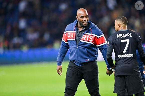 Teddy Riner et Kylian Mbappé (PSG) - Teddy Riner donne le coup d'envoi du match entre le PSG et Angers en Ligue 1 Uber Eats à Paris, pour faire honneur aux médaillés olympiques et paralympiques des derniers jeux olympiques de Tokyo. Le 15 octobre 2021. 
© JB Autissier / Panoramic / Bestimage