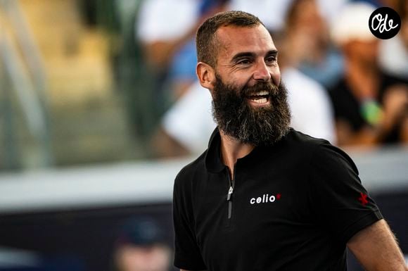Dans une vidéo, Benoît Paire a tenu à partager son expérience capillaire en toute transparence. Le bilan est sans appel pour le champion : "J'ai fait ma greffe il y a six mois et c'est top !".

Benoit Paire - Tournoi UTS de Tennis - Los Angeles le 22 juillet 2023.