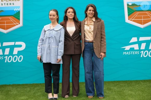 L’aînée affichait une allure effortless parfait : un jean ample bien coupé, une chemise aux tons orange saumon pastel et une élégante veste en tweed marron.

Mélanie-Antoinette de Massy, Charlotte Casiraghi et la princesse Alexandra de Hanovre lors de la sixième journée du Rolex Monte-Carlo Masters au Monte-Carlo Country Club de Monaco, le 10 avril 2026. © Claudia Albuquerque/Bestimage