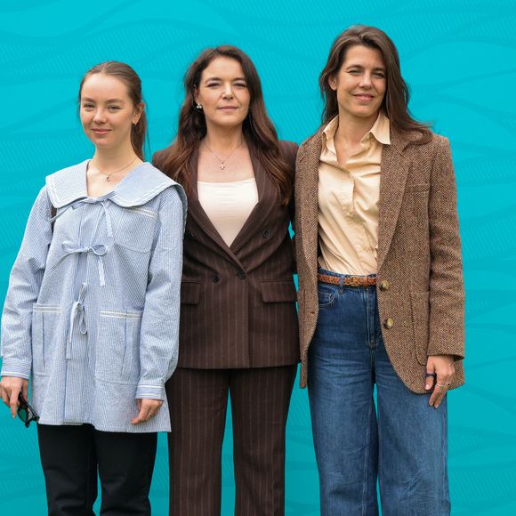 L’aînée affichait une allure effortless parfait : un jean ample bien coupé, une chemise aux tons orange saumon pastel et une élégante veste en tweed marron.

Mélanie-Antoinette de Massy, Charlotte Casiraghi et la princesse Alexandra de Hanovre lors de la sixième journée du Rolex Monte-Carlo Masters au Monte-Carlo Country Club de Monaco, le 10 avril 2026. © Claudia Albuquerque/Bestimage